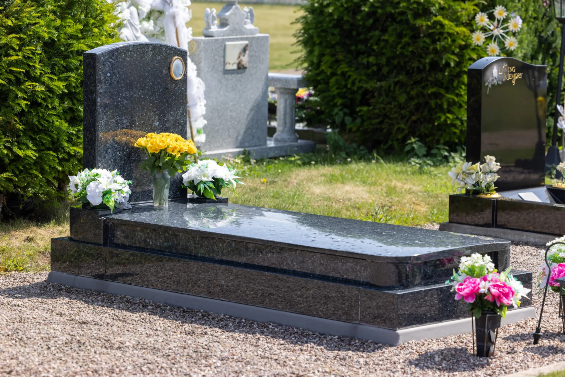 Traditional grave with kerb set